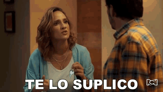 a woman is holding a pair of keys next to a man with the words te lo suplico below her