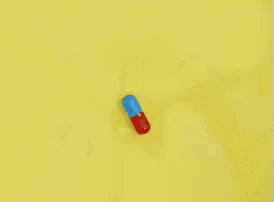 a yellow background with four pills and the words recuerda tomarte la pastilla