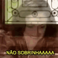 a woman is sitting in front of a microwave with the words nao sobrinhaaaa on the bottom