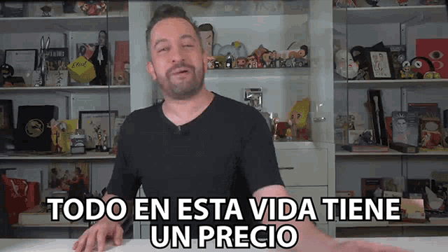 a man in a black shirt says todo en esta vida tiene un precio in spanish