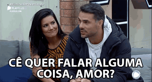 a man and a woman are sitting on a couch with the words " ce quer falar alguma coisa amor "