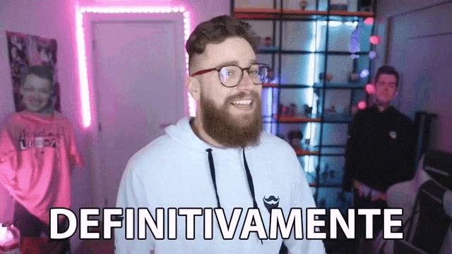 a man with glasses and a beard stands in front of the word definitivamente