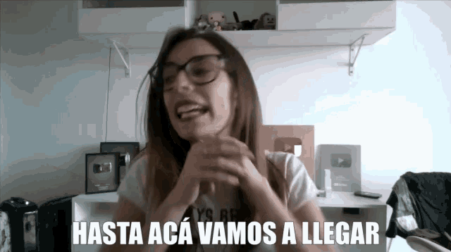 a woman with glasses says hasta aca vamos a llegar in spanish