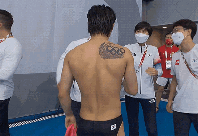 a man with a tattoo on his back that says ' 88 '