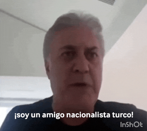 a man in a black shirt says " soy un amigo nationalista turco "