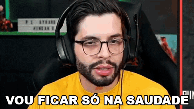 a man wearing headphones and a yellow shirt says " vou ficar so na saudade "