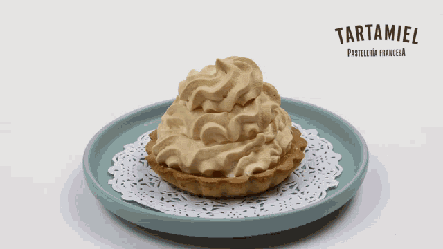 a tart on a blue plate with the words perfecta desde el angulo que la veas below it
