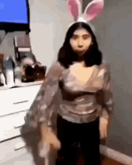 Girl Dancing To Uinisil GIF - Girl Dancing To Uinisil GIFs