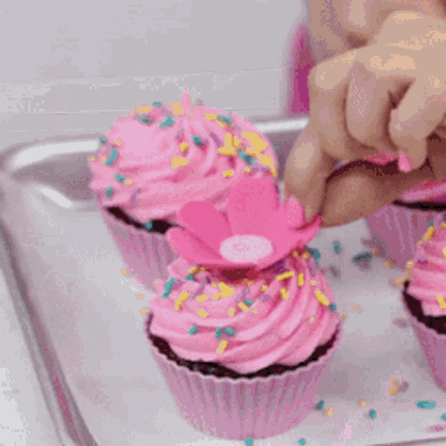 Cupcakes Decorating Cupcakes GIF - Cupcakes Decorating Cupcakes Cupcake GIFs