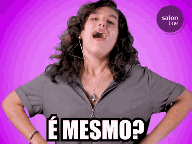 a woman wearing a gray shirt with the words e mesmo written on it