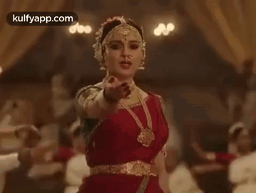 Dont Leave Me And Go.Gif GIF - Dont Leave Me And Go Kangana Ranaut Heroine GIFs
