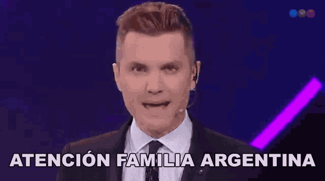 a man in a suit and tie is speaking in spanish