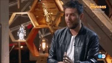 a man in a leather jacket is on a tv show called los minions .