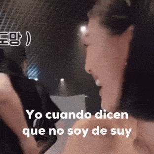 a woman with headphones says yo cuando dicen que no soy de suy
