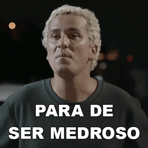 a man with a black shirt and the words para de ser medroso behind him