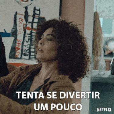 a woman with curly hair says tenta se divertir um pouco in a netflix ad