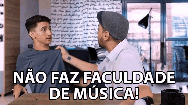 two men are sitting at a table and one of them says " não faz faculdade de música "