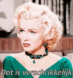 a woman wearing a green dress and a necklace says dat is verschrikkelijk