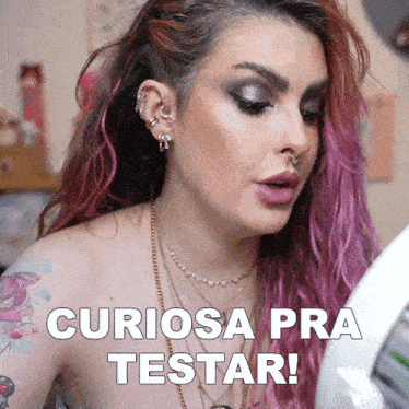 a woman with pink hair is looking at herself in a mirror and says " curiosa pra testar "