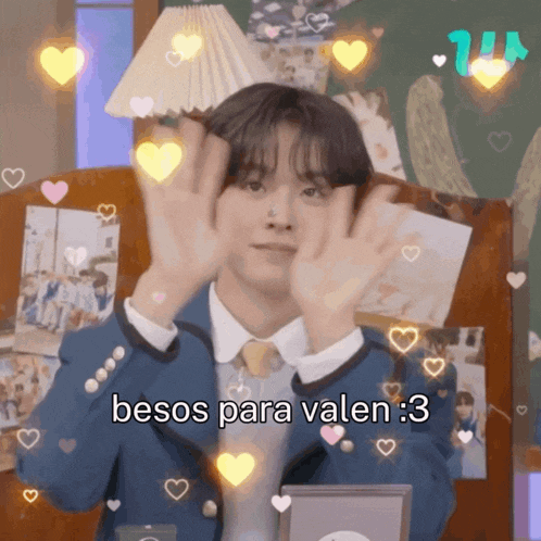 a man making a heart shape with his hands and the words besos para valen 3