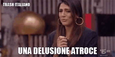 a woman is crying with the words una delusione atroce written below her