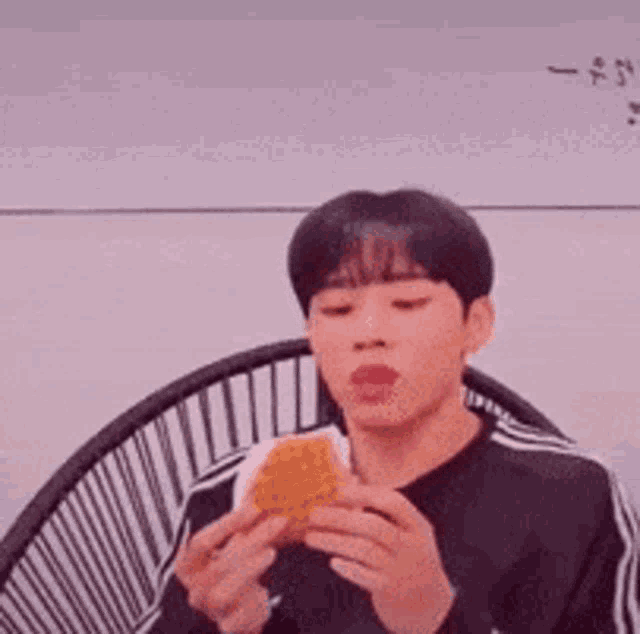 Sunwoo Eating GIF - Sunwoo Eating Sunwooeating GIFs