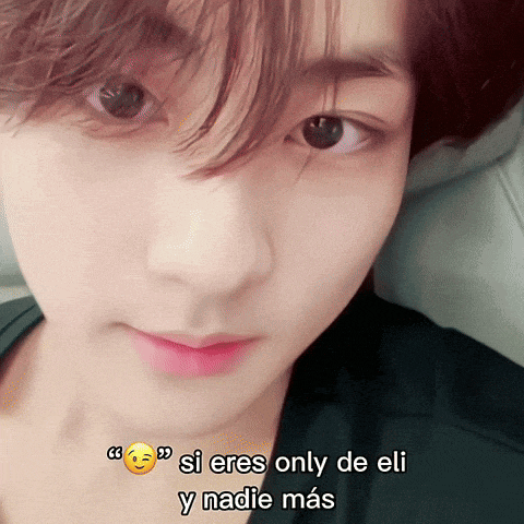 a close up of a person 's face with the words " si eres only de eli y nadie mas " below it