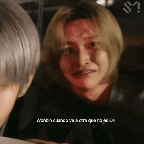 a close up of a person 's face with the words wonbin cuando ve a otra que no es ori