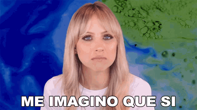a woman says me imagino que si with a blue and green background