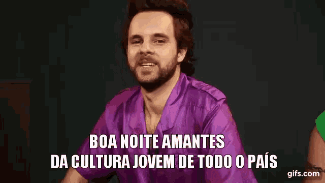 a man in a purple shirt is talking in spanish .