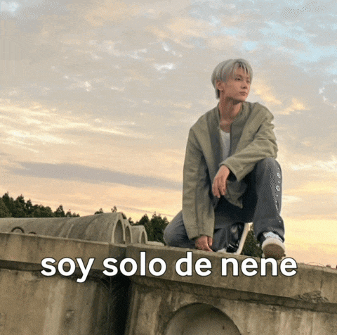 a man is kneeling on a concrete wall with the words soy solo de nene below him