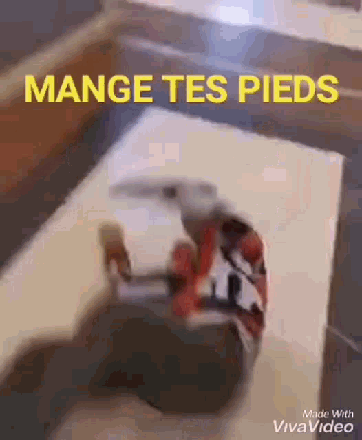 a picture of a person sitting on a table with the words mange tes pieds above them