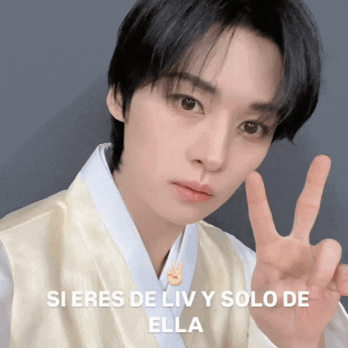 a young man giving a peace sign with the words si eres de liv y solo de ella written below him