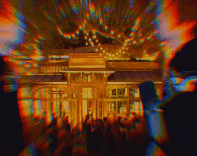 a blurry picture of a building with a sign that says ' theatre '