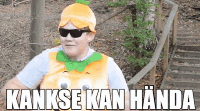a man in a pumpkin costume with the words kankse kan handa below him