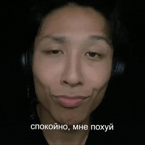 a man wearing headphones is making a funny face with a caption in another language