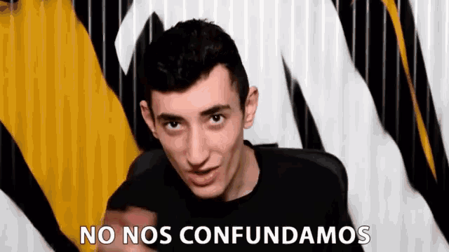 a young man is pointing at the camera with the words no nos confundamos behind him