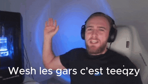 a man wearing headphones with the words wesh les gars c'est teeqy below him