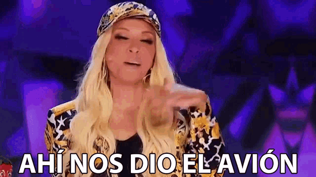 a blonde woman wearing a hat and a jacket says " ahi nos dio el avion " .