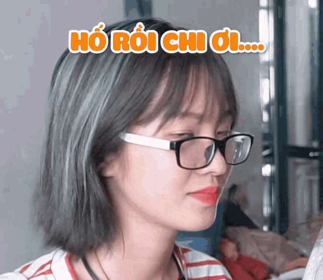a girl wearing glasses with the words ho roi chi oi above her head