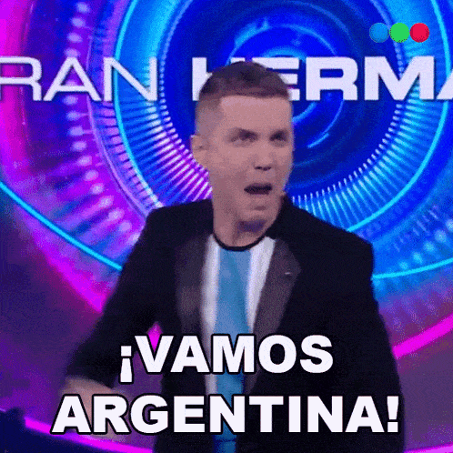 a man in a suit says vamos argentina in front of a purple background