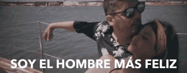 a man and a woman on a boat with the words soy el hombre mas feliz below them