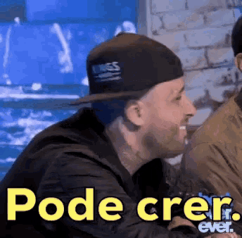 a man wearing a hat with the words pode crer ever on it