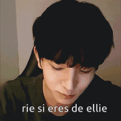 a close up of a person 's face with the words " rie si eres de ellie " below it