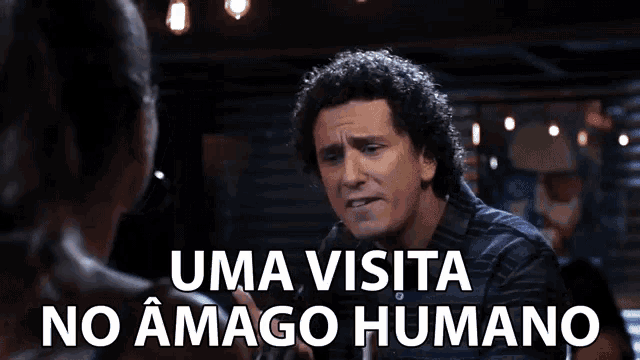 a man is talking to a woman and the words uma visita no amego humano are visible