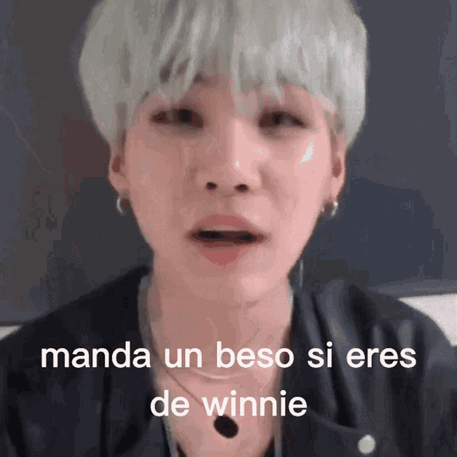 a young man with white hair says manda un beso si eres de winnie in spanish