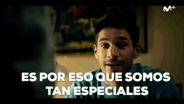 a man in a blue shirt with the words es por eso que somos tan especiales behind him