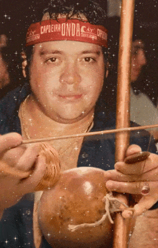 a man wearing a headband that says capoeira onda on it