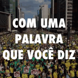 a large crowd of people are gathered in front of a sign that says com uma palavra que você diz