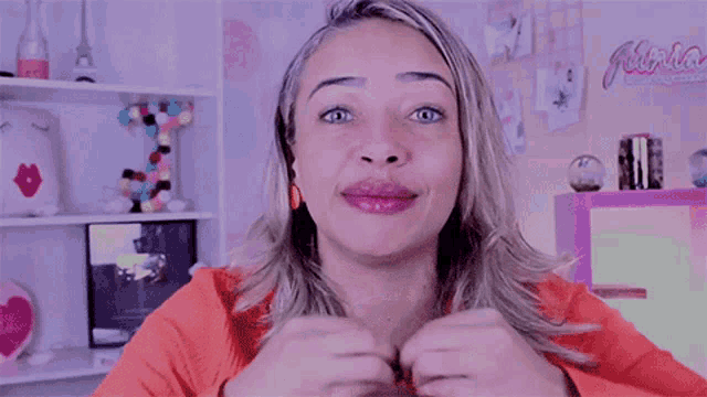 a woman is making a funny face and saying valem muito a pena .